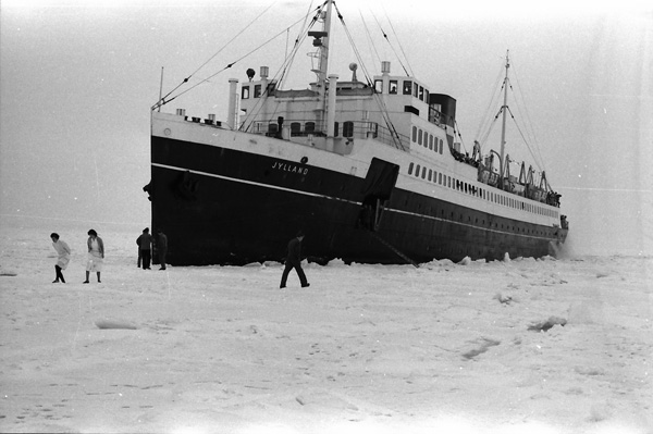 DSB-passagerskibet JYLLAND fra Århus-Kalundborg overfarten  i isen udfor Tunø  4. marts 1963. Foto: Henry Frederiksen