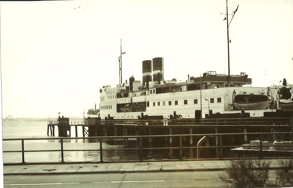 DSBs dampfærge DANMARK bygget i 1922 ses her i et færgeleje i Grossenbrode i midten af 1950erne. Foto: Jens Sehlmann