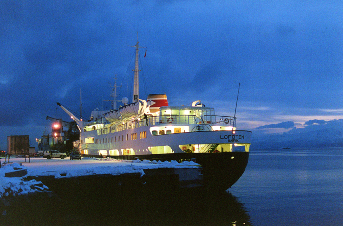 I denne måned er det 50 år siden, at passagerskibet LOFOTEN blev indsat på Hurtigruten mellem Bergen og Kirkenes i Norge. Kun med korte afbrydelser har skibet været beskæftiget på denne rute i alle år. Den originale B. & W.-hovedmotor bygget på licens i Norge driver stadigvæk skibet frem langs den norske kyst. Billedet viser skibet i Harstad en tidlig vintermorgen på sydgående den 30. januar 2002. Foto: Hans-Henrik Fentz