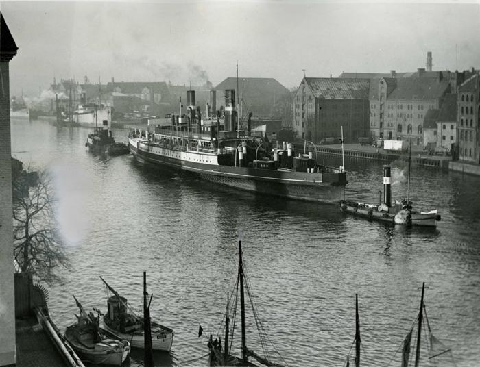 DSBs hjuldampfærge PRINSESSE ALEXANDRINE ses her i Københavns havn i februar 1935 under bugsering til ophugning hos Petersen & Albeck i sydhavnen.