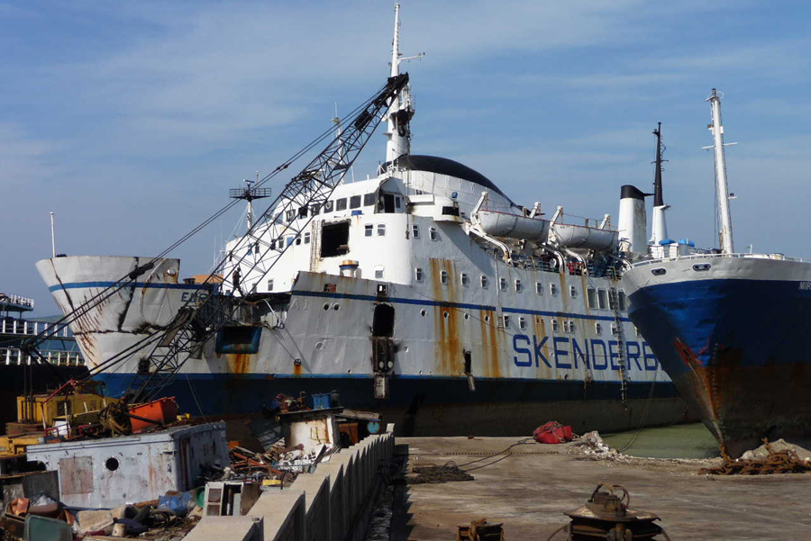 EUROPA I under ophugning i Aliaga, Tyrkiet, den 3. marts 2010. Færgen blev bygget som JENS KOFOED i 1963 til Bornholmsfærgen af 1962. Foto: Selim San