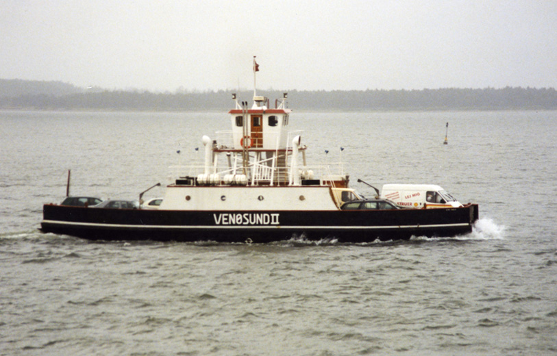 VENØSUND II på overfarten Venø-Kleppen i juni 2000. Denne træfærge, der blev bygget i 1956, kom til Venøoverfarten i 1974. Færgen blev afløst af ny tonnage i 2010 og i 2011 solgt til anvendelse som husbåd. Foto: Jan-Christer Lund