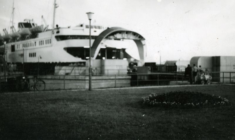 DSBs færge ”KONG FREDERIK IX” ses her i Grossenbrode Kai i sommeren 1955. Færgen sejlede mellem Gedser og Grossenbrode Kai. Denne overfart blev nedlagt i 1963 i forbindelse med åbningen af Fugleflugtslinjen over Rødby Færge-Puttgarden. Foto: Karl Jørgensen