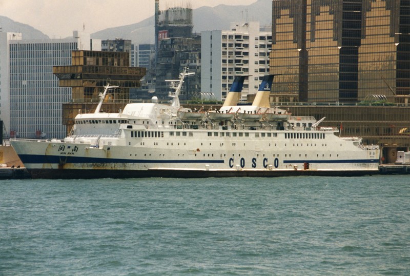 Passagerskibet/færgen ”MIN NAN” i Hong Kong i maj 1999. Skibet blev bygget i Frankrig i 1972 til norske interesser som ”TERJE VIGEN” og indsat på ruten mellem Århus og Oslo. Allerede i 1975 solgtes skibet dog fra til trafik på Den engelske Kanal indtil 1993, hvor den solgtes til Kina. Foto: Hans-Henrik Fentz