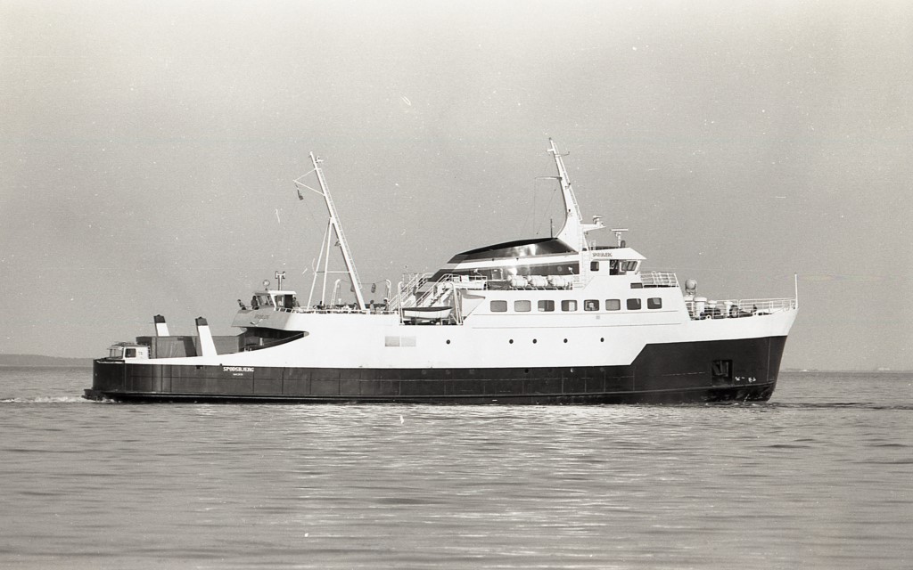 SPODSBJERG fotograferet i Spodsbjerg d. 7/8-1975. Leveret i 1972 til Øernes Dampskibsselskab som ÆRØ-PILEN, men allerede i 1974 solgt til Sydfyenske Dampskibsselskab, hvor den fik navnet SPODSBJERG. Ophugget i 2012. Foto: DFHS arkiv