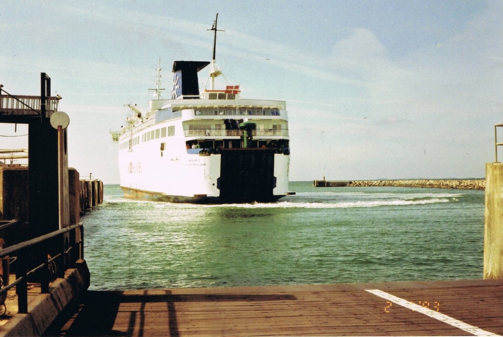 MAREN MOLS ankommer til Sjællands Odde d. 2/7-1993. MAREN MOLS blev leveret til Mols-Linien i juli 1975, og sejlede på ruten Ebeltoft – Sjællands Odde indtil april 1996. Den blev derefter solgt til spanske Naviera Armas, hvor den unde navnet VOLCAN DE TAMASITE sejlede indtil 2004. Der blev her ramt af en maskinskade, og det blev besluttet at sælge den til ophugning i Indien. Foto: Casper Kløve Jensen
