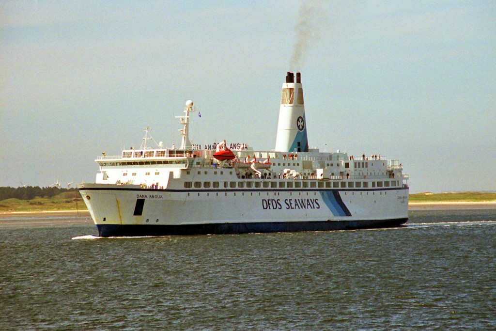 DANA ANGLIA (13/5-2001) blev leveret til DFDS i 1978, og blev indsat på ruten mellem Esbjerg og Harwich. Blev i 2006 solgt til franske Brittany Ferries, som solgte den videre til italienske Moby Lines i 2009. Foto: Bernt Skjøtt