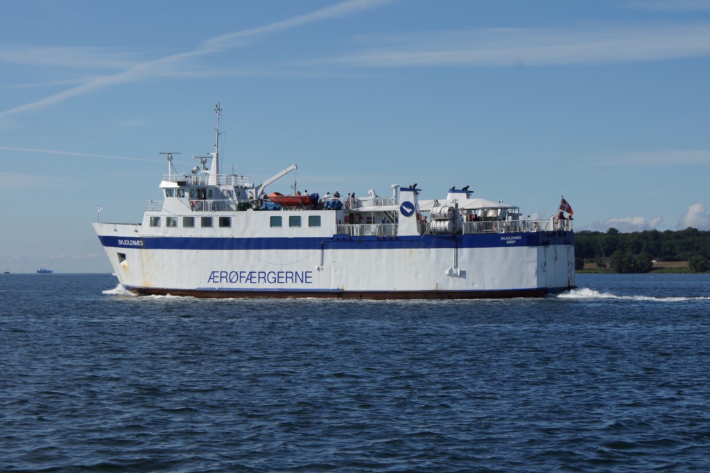 I anledning af at ”Skjoldnæs” stopper med at sejle til Fynshav i slutningen af måneden, pga. at den nye færge ”Ellen” overtager ruten mellem Søby og Fynshav fra d. 1. juli (er nu blevet udskudt til 1. august), så kommer her et billede af den i den gamle bemaling. ”Skjoldnæs” vil dog stadig sejle mellem Søby og Faaborg. På billedet afgår ”Skjoldnæs” fra Faaborg mod Søby d. 11. august 2012. Foto: Michael Koefoed-Hansen