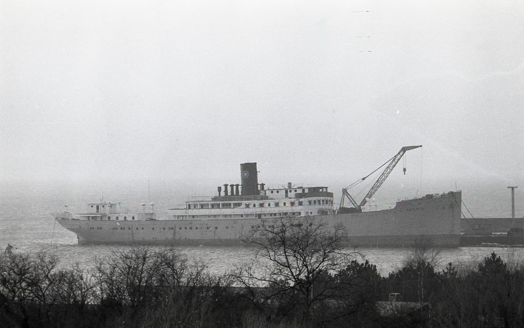 AKER-2 under ophugning på Masnedø d. 5/2-1976. Leveret som PARKESTON til DFDS i 1925, som ejede den indtil 1964, hvor den blev solgt til Norge. Foto: DFHS arkiv