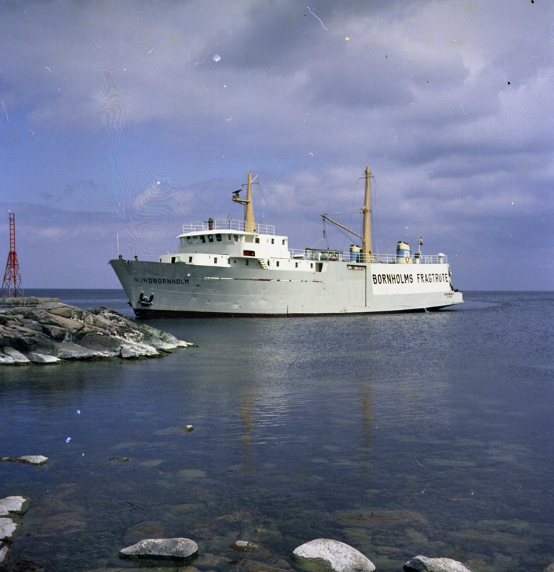 Palleskibet NORDBORNHOLM anløber Svaneke havn i juni 1969. Skibet var søsterskib til ØSTBORNHOLM, som senere blev solgt til Søby, ombygget og indsat på overfarten Søby-Faaborg som SØBY-FÆRGEN i 1979. Foto: Hans-Henrik Fentz