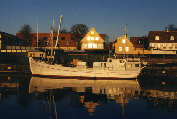 Postbåden PETER en tidlig morgen i Svaneke havn i marts 2001 afventende at lastningen skal påbegyndes for afgang til Christiansø omkring kl. 10. Foto: Hans-Henrik Fentz