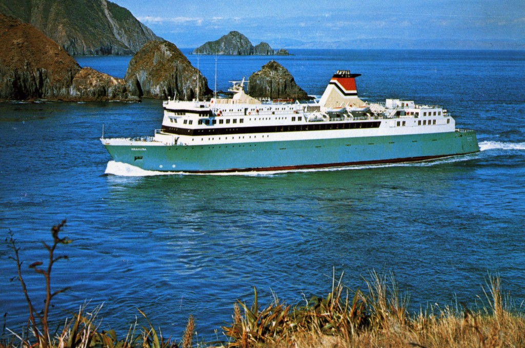 Den danskbyggede jernbane- og bilfærge ARAHURA ses her ved indsejlingen til Tory Channel i Cook Strait, New Zealand i 1980erne. Færgen er efter flere ombygninger og opgraderinger stadigvæk i drift. Foto: Postkort