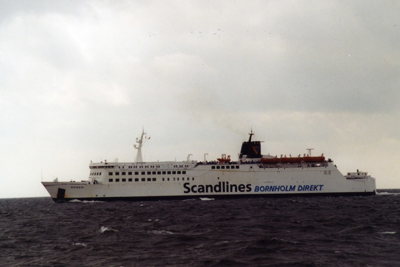 Den tyske jernbanefærge RÜGEN, bygget i 1972, ses her i Østersøen den 12. september 2004. Hendes normale rute var Trelleborg-Sassnitz(Mukran), men sejlede i perioden 1989-2004 også om sommeren mellem Sassnitz og Rønne, hvilket fremgår af bemalingen på skibssiden. Foto: J-C Lund