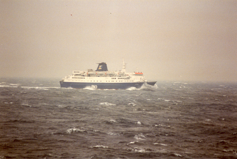 Færgen ”ST. CLAIR” i frisk vejr ud for Fair Isle på vej fra Lerwick på Shetlandsøerne til Aberdeen i april 1996. Færgen blev bygget i 1971 som ”TRAVEMÜNDE” til Moltzau Line A/S for sejlads mellem Gedser og Travemünde, hvor den sejlede indtil 1981. Ad omveje havnede den i 1992 hos P. & O. Scottish Ferries, hvor den sejlede mellem Aberdeen, Orkney- og Shetlandsøerne indtil 2002. Foto: Hans-Henrik Fentz
