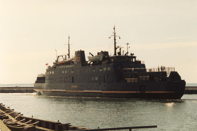 DSB-færgen ”KRONBORG” fra overfarten Helsingør-Helsingborg blev i juni 1993 solgt til Københavns Kulturby Fond 96. Her ses den i ændret udgave forlade Hundested den 10. juli 1994 efter et af de mange besøg som 