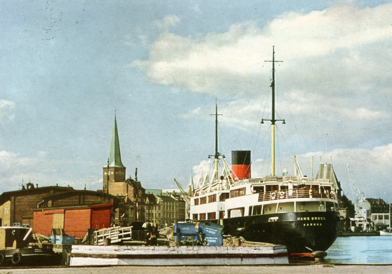 I denne måned fejrer DFDS sit 150 års jubilæum. En af ruterne, der var med fra begyndelsen i 1866, var mellem København og Aarhus. Her ses passagerskibet ”HANS BROGE” i Aarhus omkring 1950-1955. ”HANS BROGE” holdt ud til 1969. Ruten blev lukket året efter. Foto: Lars Danbo (Postkort)