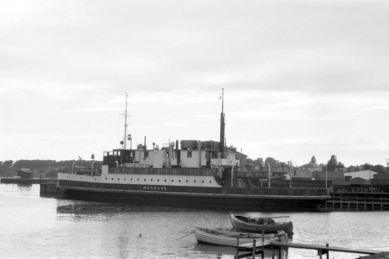 Den lille jernbane- og bilfærge ”MOMMARK” i Faaborg Havn, antageligt i begyndelsen af 1960erne. Færgen blev bygget i 1992 til et privat rederi ejet af Ø.K. og sejlede indtil 1964 udelukkende på overfarten mellem Faaborg og Mommark, hvorefter færgen blev ophugget i Odense. Foto: Arne Olofsson
