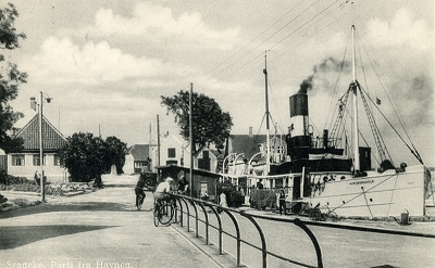 Som introduktion til oktobermødet i København (Høje Taastrup) vises her et postkort fra Svaneke Havn i 1930erne. Damppassager- og fragtskibet ”NORDBORNHOLM” var bygget i Frederikshavn i 1929 og blev solgt til Chile i 1938. Foto: Postkort