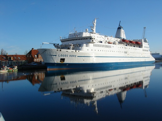 Færgen ”LOGOS HOPE” ses her den 18. februar 2009 i Køge Havn, hvor den i lang tid lå for ombygning til missions- og biblioteksskib. Færgen blev bygget i 1973 i Rendsburg som ”GUSTAV VASA” til Lion Ferry AB i Halmstad og sejlede hovedsageligt i charter mellem Malmö og Travemünde. I 1983 solgt til Smyril Line på Færøerne og omdøbt til ”NORRÖNA”. Indsat i sommersejlads mellem Danmark, Færøerne og Island og ofte udchartret om vinteren. Solgt i 2004 og omdøbt til ”LOGOS HOPE”. Skibet er stadigvæk i d