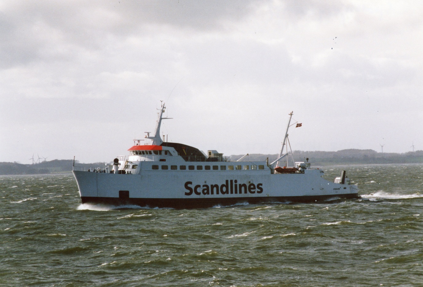 Scandlines Sydfyenskes færge ”SPODSBJERG” på vej mellem Spodsbjerg og Taars i marts 2007 ikke sålang tid, før færgen blev ommalet i nye farver efter, at Clipper Group har overtaget Scandlines Sydfyenske. ”SPODSBJERG” var bygget i Husum i 1972 som ”ÆRØ-PILEN”, købt af Sydfyenske i 1974 og omdøbt til ”SPODSBJERG”. Forlænget i 1976 og ophugget i 2012. Foto: Jan-Christer Lund