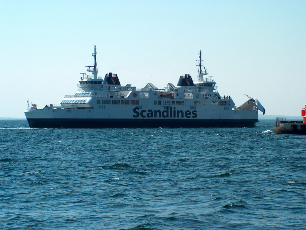 I anledning af at ”Hamlet” i marts blev malet om i det nye ForSea Ferries design, så kommer her et billede af den i Scandlines design. På billedet ankommer den til Helsingør d. 28/4-2004. Foto: Michael Koefoed-Hansen
