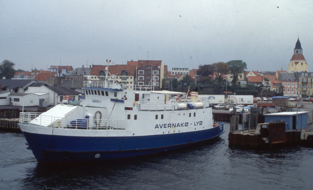 August 2023: FAABORG II ankommer til Faaborg d. 10/11-1993. Leveret som TJØTTA i 1965 til norske Helgeland Trafikkselskap. Solgt til Danmark i december 1990 og indsat på ruten Faaborg - Avernakø – Lyø i 1991, hvor den sejlede indtil d. 30. juni 2012. Derefter solgt til ophugning i Grenå. Foto: Hans Jørn Fredberg