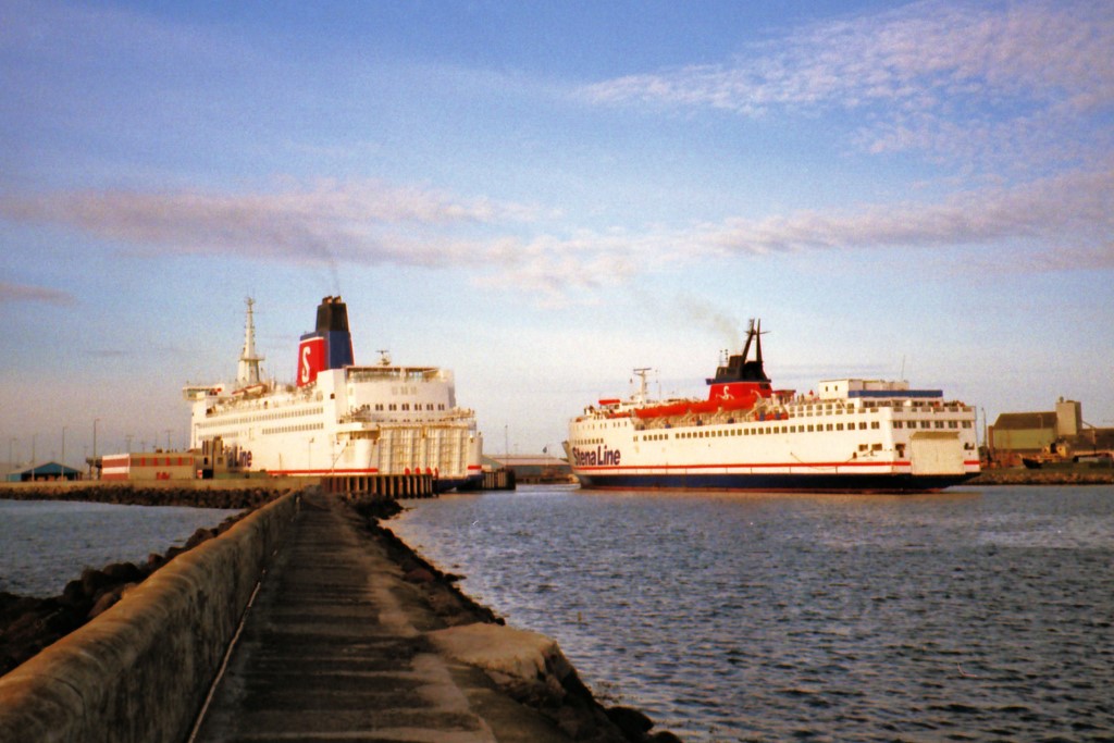 De to Stena Line færger, STENA NAUTICA og STENA PRINCE i Grenaa d. 19/7-1998. STENA NAUTICA sejler stadig for Stena Line, mens STENA PRINCE blev solgt til Italien i 1999, og er i dag oplagt i Grækenland. Foto: Bernt Skjøtt