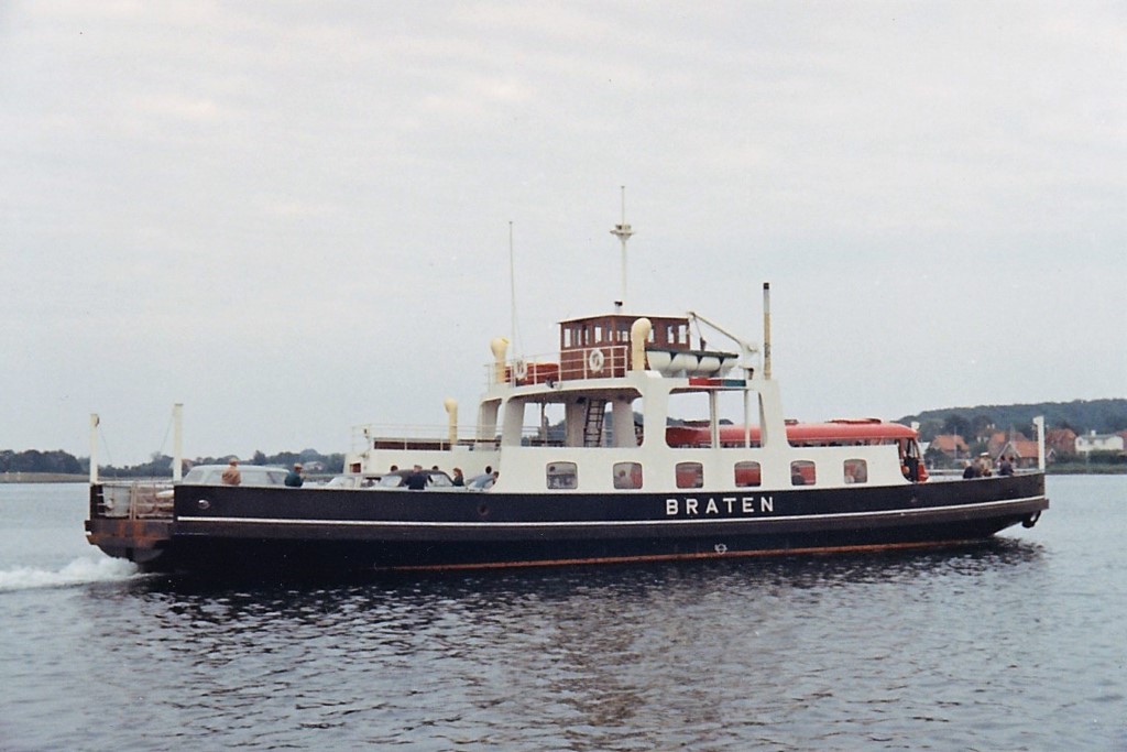 BRATEN blev afleveret fra Husumer Schiffswerft til Svendborg-Vindeby Færgefart den 7. juli 1962. Det var overfartens første stålskib. På billedet afgår den fra Svendborg en hverdag i august 1965 med en DSB-rutebil om bord.
Med indvielsen af Svendborgsundbroen den 18. november 1966 ophørte færgefarten og BRATEN lå oplagt i 2 år til den i 1968 blev solgt til Norge og indsat på ruten Drøbak-Storstrand. Foto: Hans Henrik Petersen