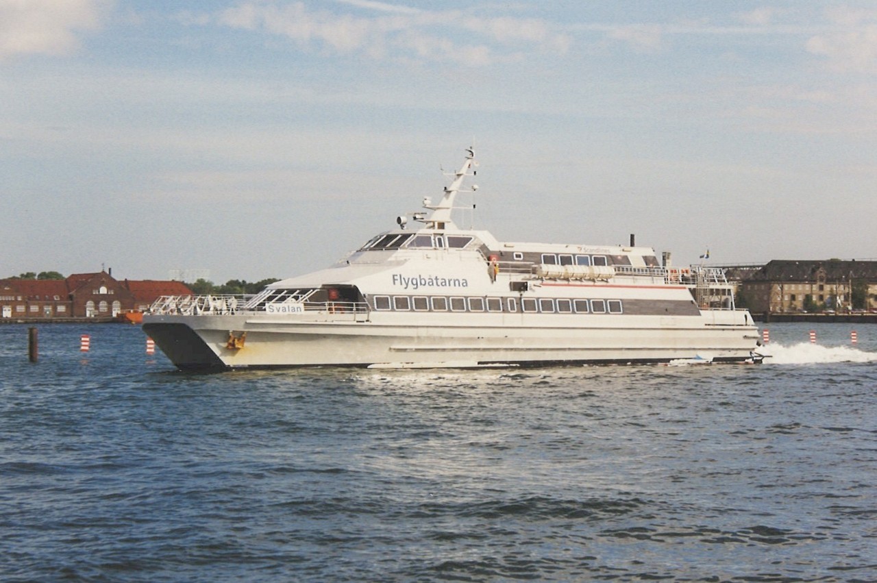SVALAN afgår fra København d. 23/7-1999. Leveret i 1990 som MERKURIY til Far East Shipping Company (FESCO). Solgt i 1995 til Dampskibsselskabet Øresund A/S (DSØ). Solgt i 2002 til SNAV. Sejler i dag som SEA STAR LINDOS for Tilos Travel. Foto: Michael Koefoed-Hansen